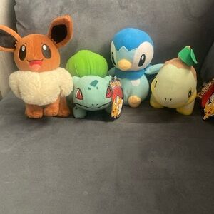 Pokémon plush a lot of 4 Piplup, Eevee, Turtwig and Bulbasaur. No tag on Eevee